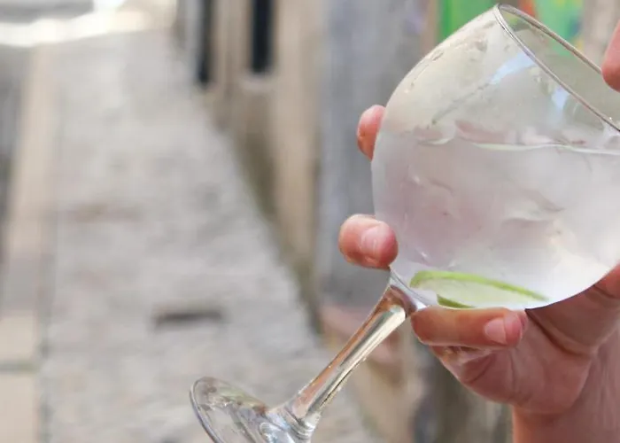 Alface Hall & Bar Hostel *