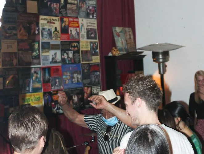 Alface Hall & Bar ホステル *