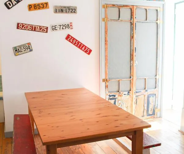 Alface Hall & Bar Hostel *